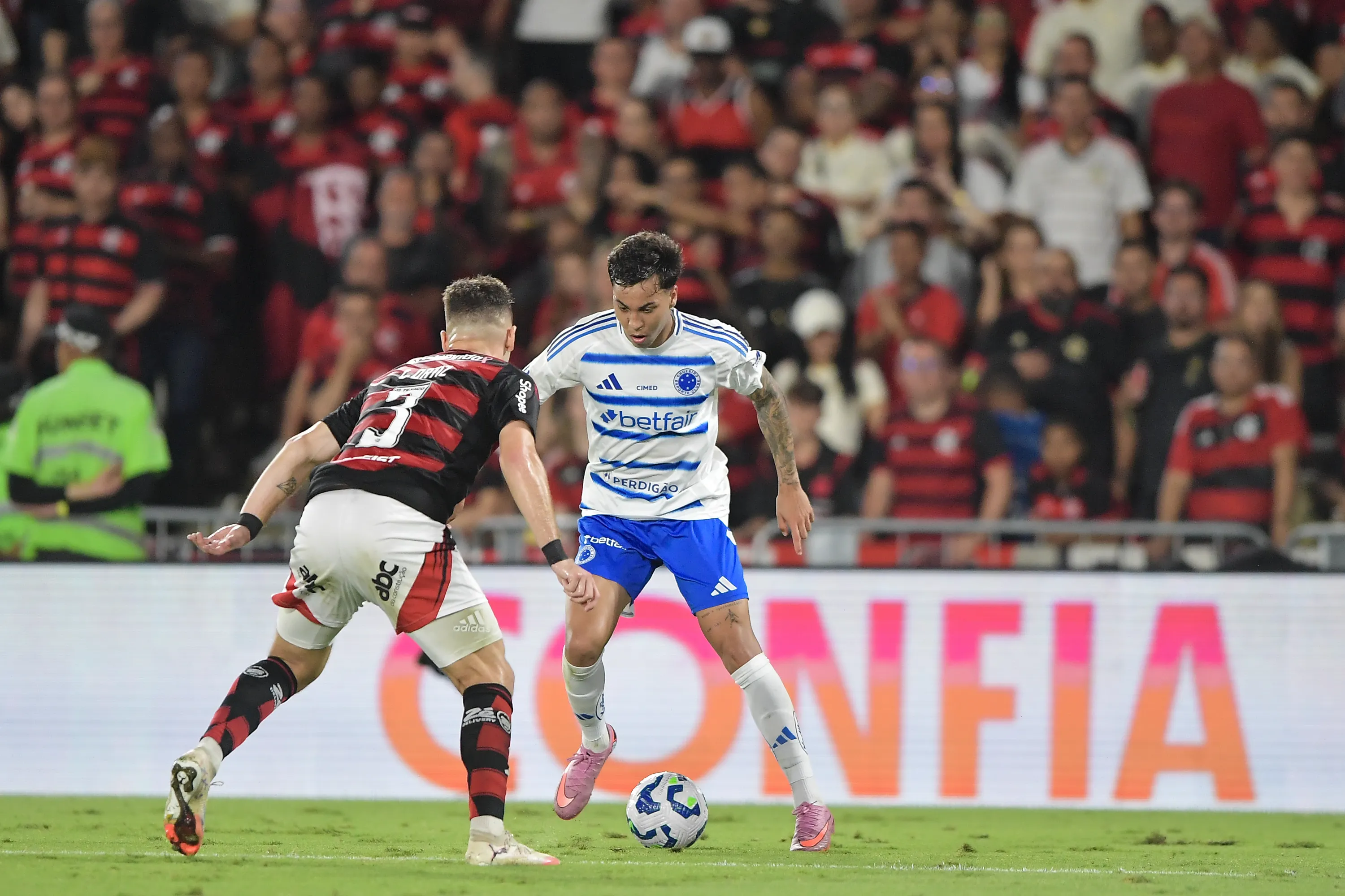 Kaio Jorge jogador do Cruzeiro durante partida contra o Flamengo no estadio Maracana pelo campeonato Brasileiro A 2025. Foto: Thiago Ribeiro/AGIF