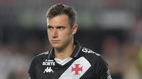 Lucas Piton jogador do Vasco durante partida contra o Gremio no estadio Sao Januario pelo campeonato Brasileiro A 2025. Foto: Thiago Ribeiro/AGIF