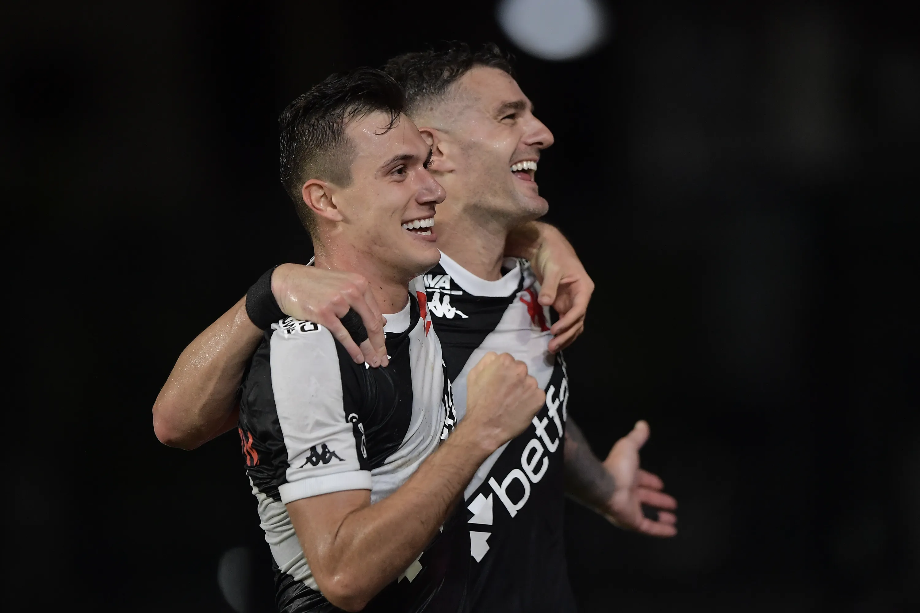 Vegetti jogador do Vasco comemora seu gol com Lucas Piton jogador da sua equipe durante partida contra o Fortaleza no estadio Sao Januario pelo campeonato Brasileiro A 2025. Foto: Thiago Ribeiro/AGIF