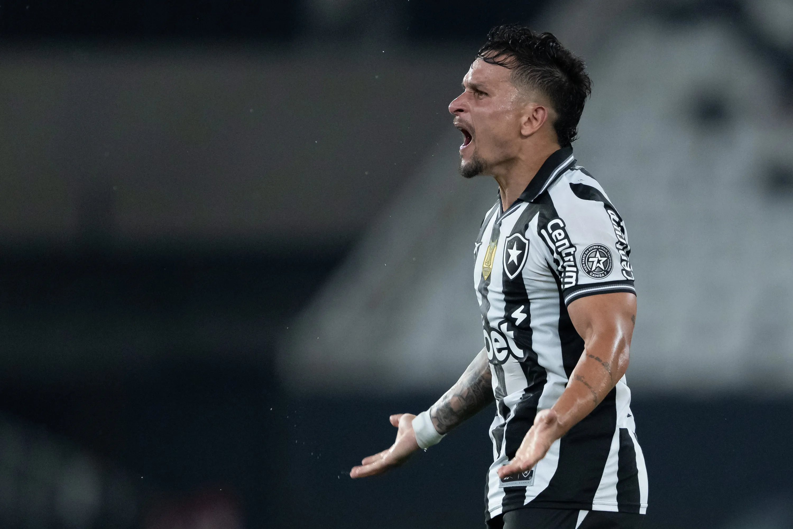 Artur jogador do Botafogo comemora seu gol durante partida contra o Sport no estadio Engenhao pelo campeonato Brasileiro A 2025. Foto: Jorge Rodrigues/AGIF