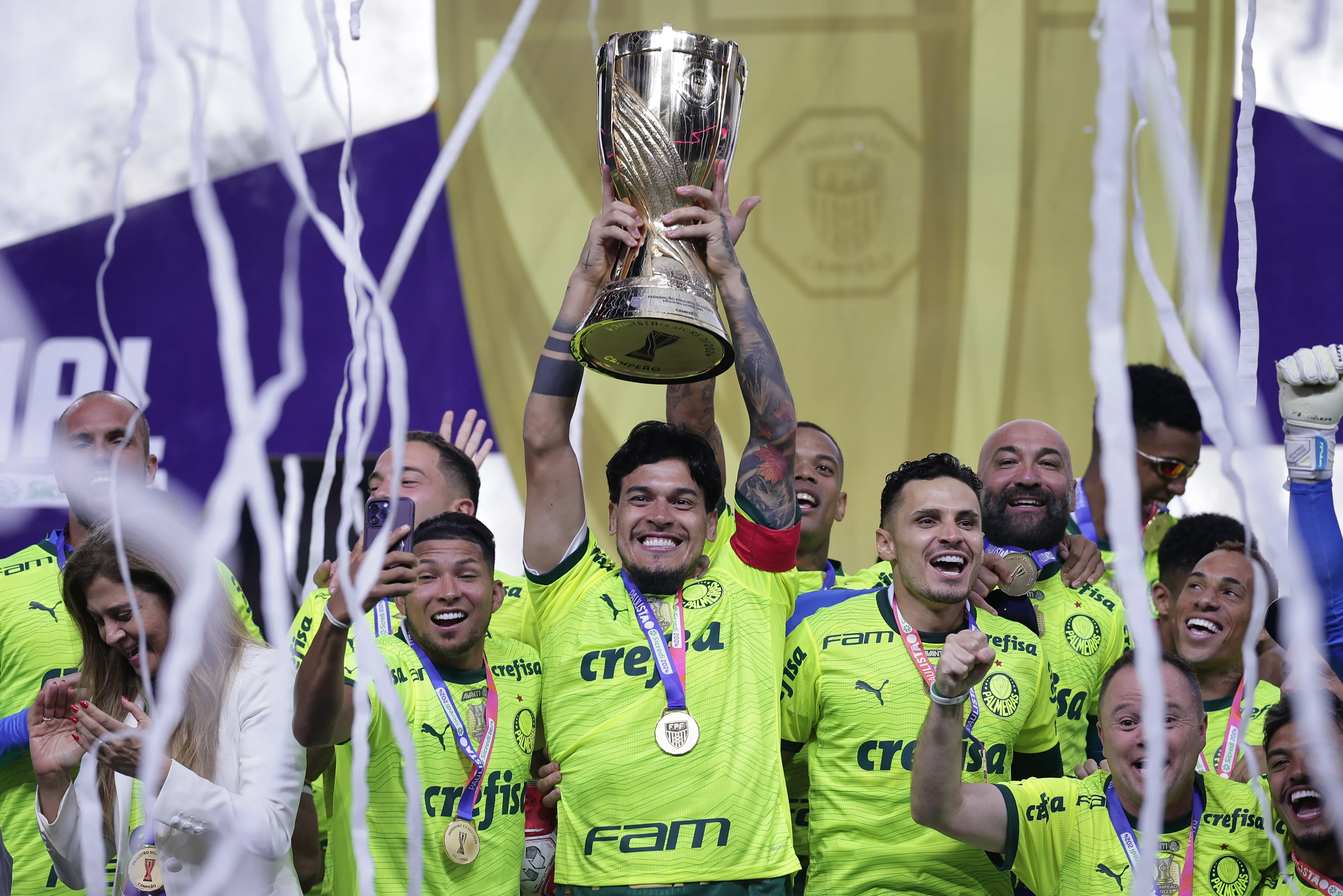 Gustavo Gomez jogador do Palmeiras levanta a taca de campeao durante cerimonia de premiacao ao final da partida contra o Santos no estadio Arena Allianz Parque pela decisao do campeonato Paulista 2024. Foto: Ettore Chiereguini/AGIF