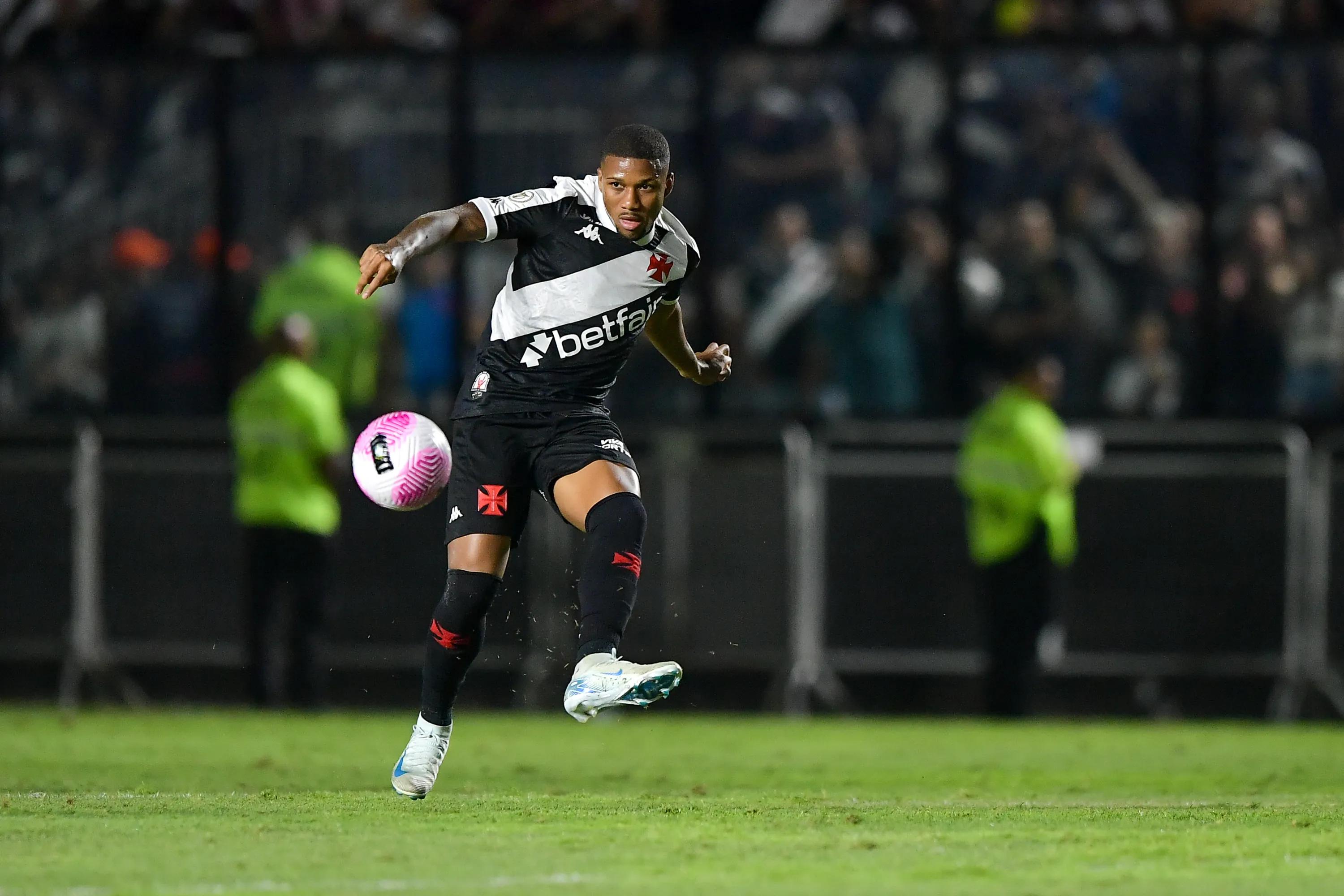 Leandrinho jogador do Vasco durante partida contra o Juventude no estadio Sao Januario pelo campeonato Brasileiro A 2024. Foto: Thiago Ribeiro/AGIF