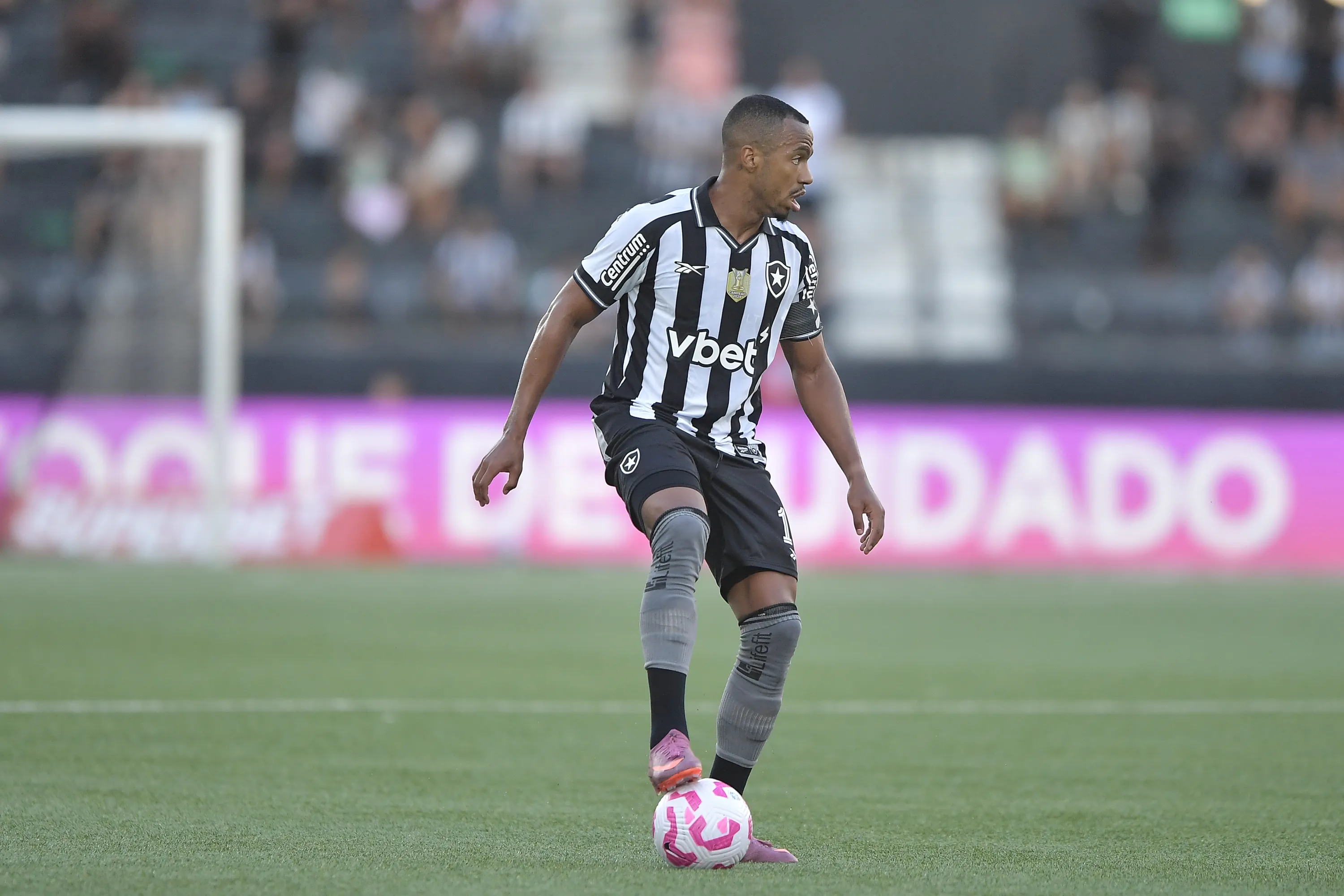 Marlon Freitas jogador do Botafogo durante partida contra o Santos no estadio Engenhao pelo campeonato Brasileiro A 2025. Foto: Thiago Ribeiro/AGIF