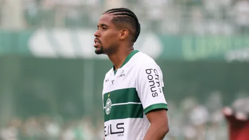Iury Castilho jogador do Coritiba durante partida contra o Athletic Club no estadio Couto Pereira pelo campeonato Brasileiro B 2025. Foto: Robson Mafra/AGIF
