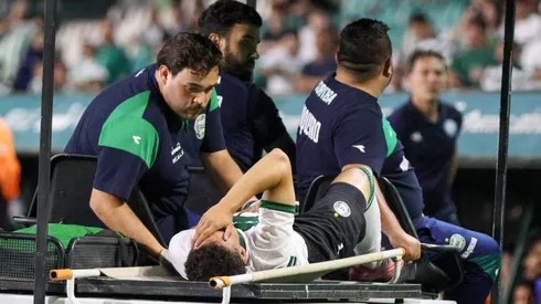 Lucas Crepaldi deixando o Couto Pereira de maca. Foto: Robson Mafra/AGIF