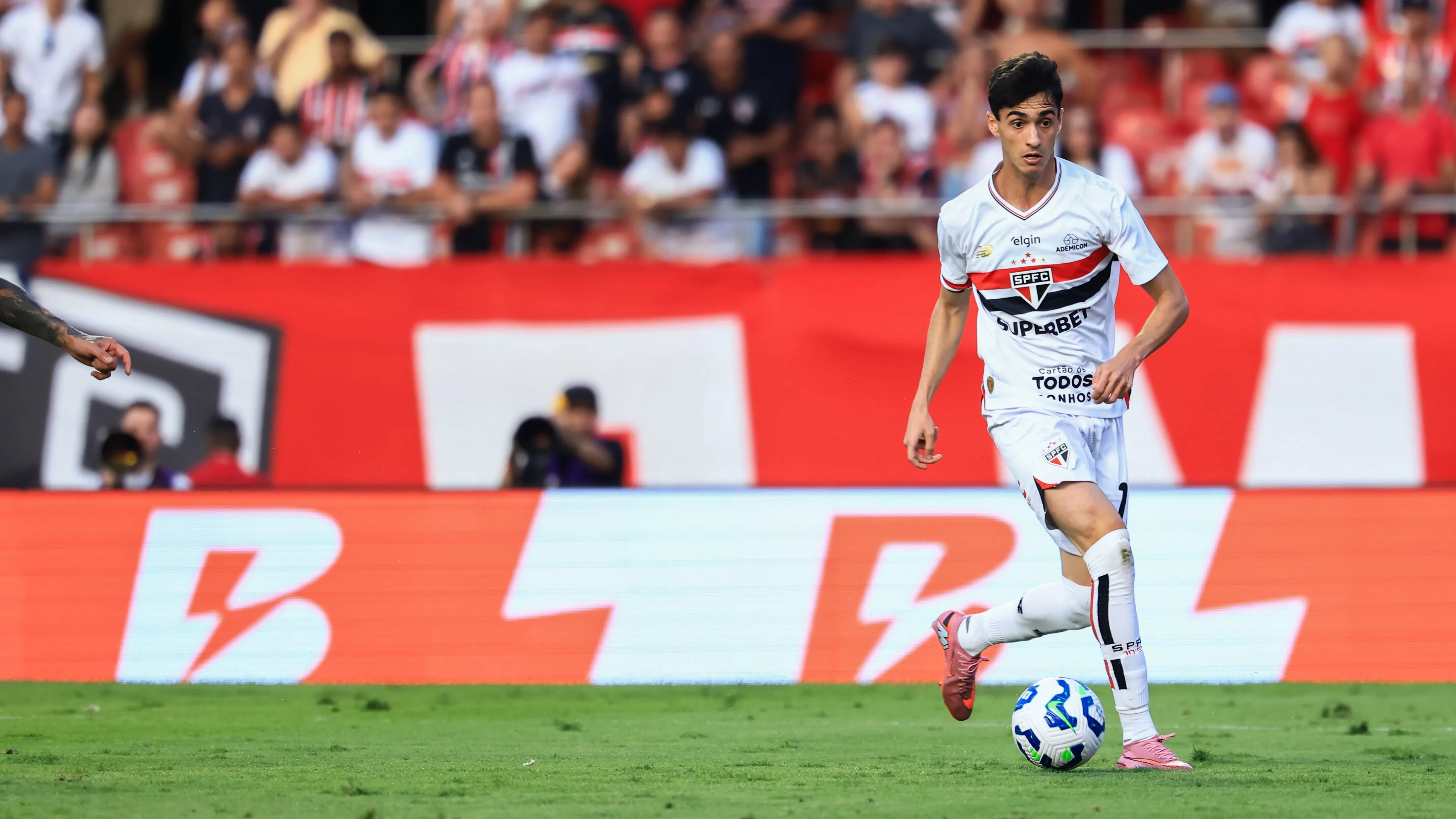 Rodriguinho em campo pelo São Paulo. Foto: Marcello Zambrana/AGIF