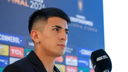 Thiago Almada of Botafogo speaks as he arrives at Aeropuerto Internacional Ministro Pistarini on November 27, 2024 in Ezeiza, Argentina. Atletico Mineiro and Botafogo will play the final of Copa CONMEBOL Libertadores 2024 on November 30.