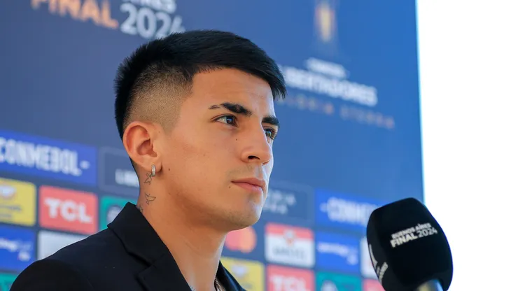Thiago Almada of Botafogo speaks as he arrives at Aeropuerto Internacional Ministro Pistarini on November 27, 2024 in Ezeiza, Argentina. Atletico Mineiro and Botafogo will play the final of Copa CONMEBOL Libertadores 2024 on November 30.