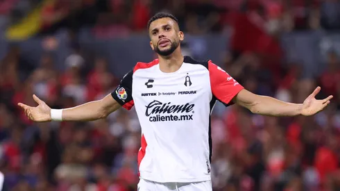 Matheus Doria do Atlas gesticula durante a partida da 12ª rodada entre Atlas e Mazatlan FC como parte do Torneo Apertura 2024 Liga MX no Estádio Jalisco em 18 de outubro de 2024 em Guadalajara, México. (Foto de Simon Barber/Getty Images)