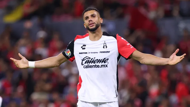 Matheus Doria do Atlas gesticula durante a partida da 12ª rodada entre Atlas e Mazatlan FC como parte do Torneo Apertura 2024 Liga MX no Estádio Jalisco em 18 de outubro de 2024 em Guadalajara, México. (Foto de Simon Barber/Getty Images)