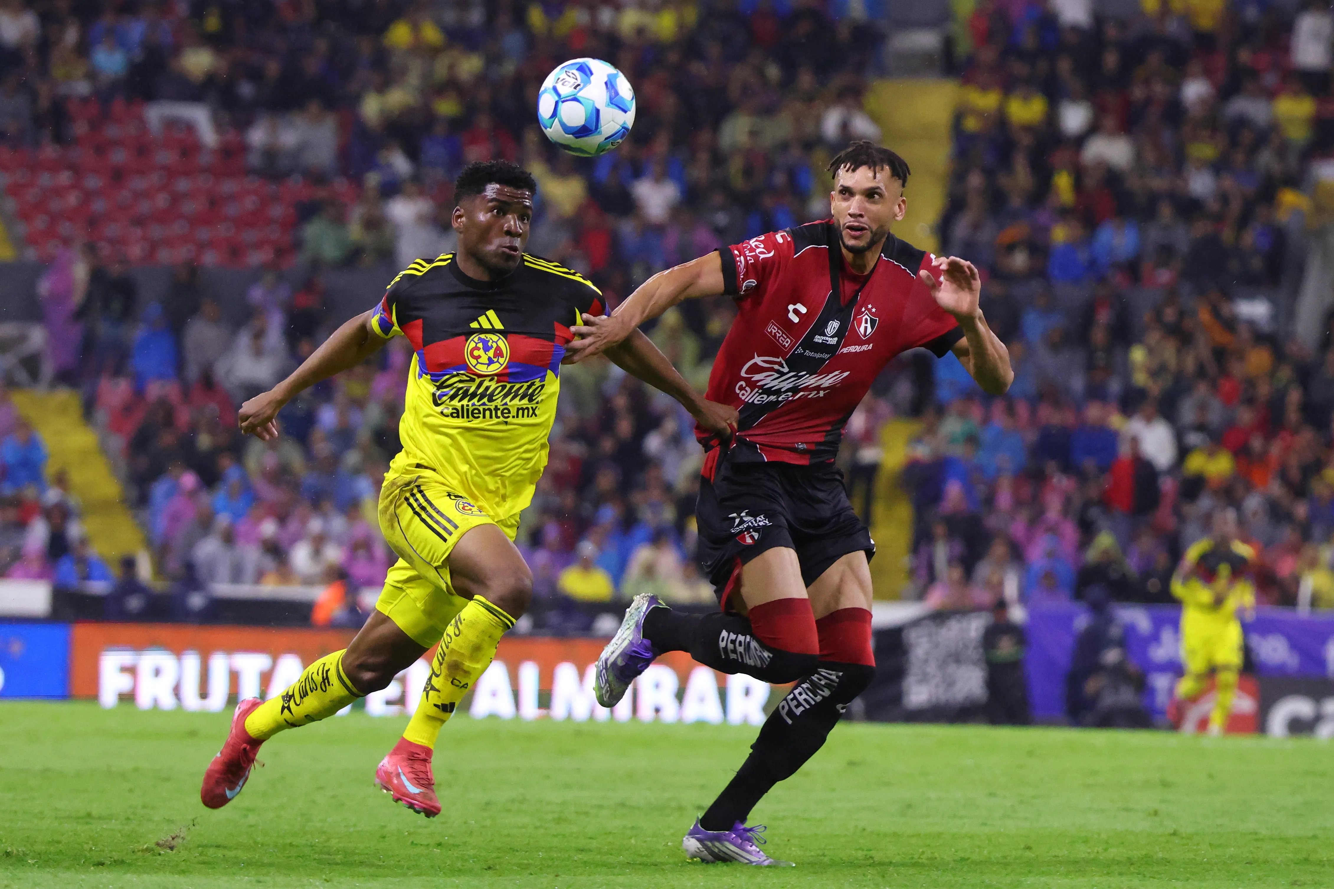 José Zuniga, do América, disputa a bola com Matheus Doria, do Atlas, durante a partida da 6ª rodada do Torneio Apertura 2025 da Liga MX, entre Atlas e América, no Estádio Jalisco, em 24 de agosto de 2025, em Guadalajara, México. (Foto de Simon Barber/Getty Images)