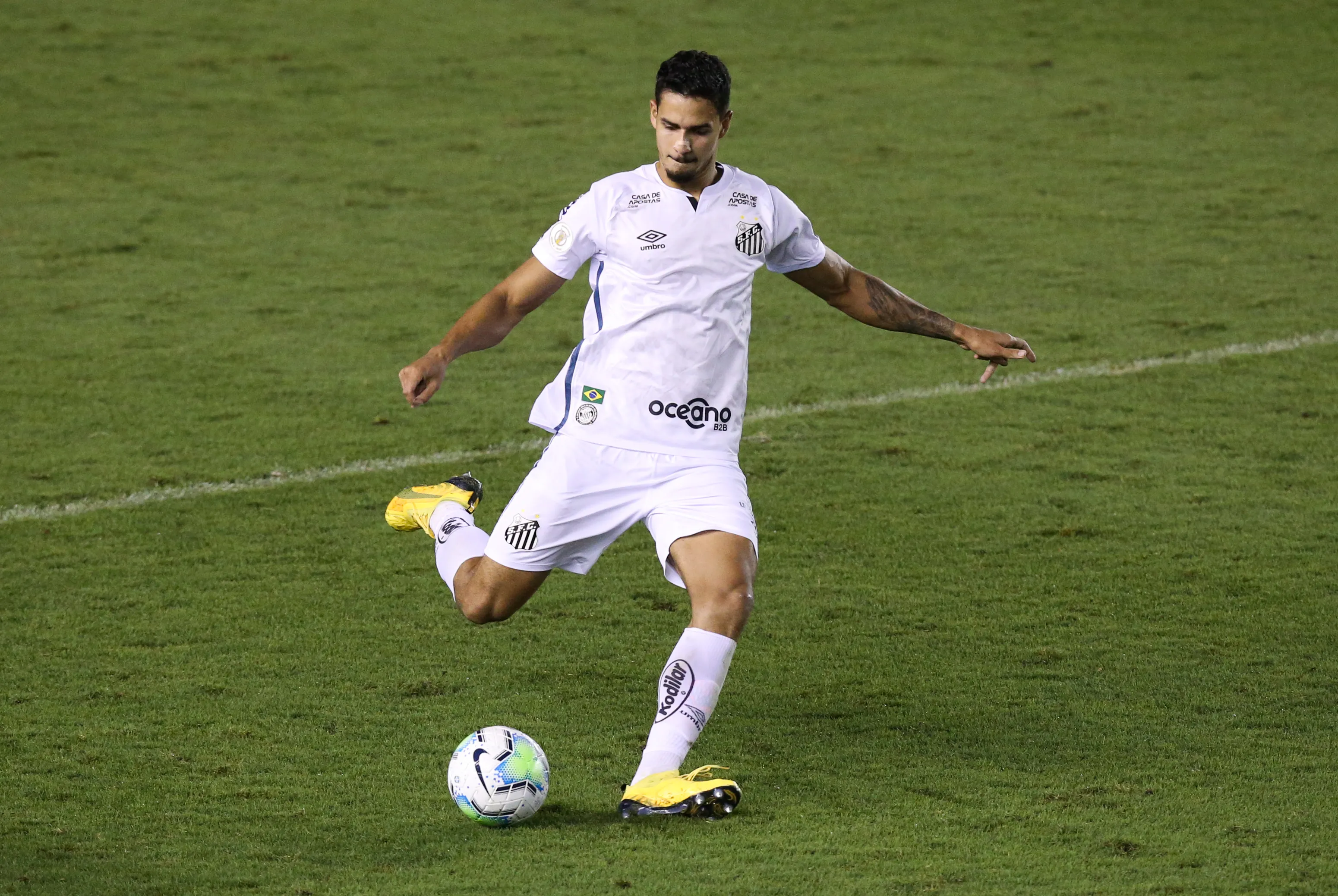 SANTOS, BRAZIL – SEPTEMBER 12: Lucas Verissimo of Santos controls the ball during the match against Sao Paulo as part of Brasileirao Series A 2020 at Vila Belmiro Stadium on September 12, 2020 in Santos, Brazil. The match is played behind closed doors and with precautionary measures against the spread of coronavirus (COVID-19) (Photo by Alexandre Schneider/Getty Images)