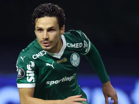 Raphael Veiga descarta 'rivais' e define Europa como destino em caso de saída do Palmeiras