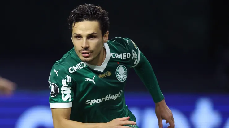 Raphael Veiga, do Palmeiras, comemora após marcar o quarto gol de sua equipe em uma cobrança de pênalti durante a partida de volta da semifinal da Copa CONMEBOL Libertadores de 2025, entre Palmeiras e LDU Quito, no Allianz Parque, em 30 de outubro de 2025, em São Paulo, Brasil. (Foto de Alexandre Schneider/Getty Images)