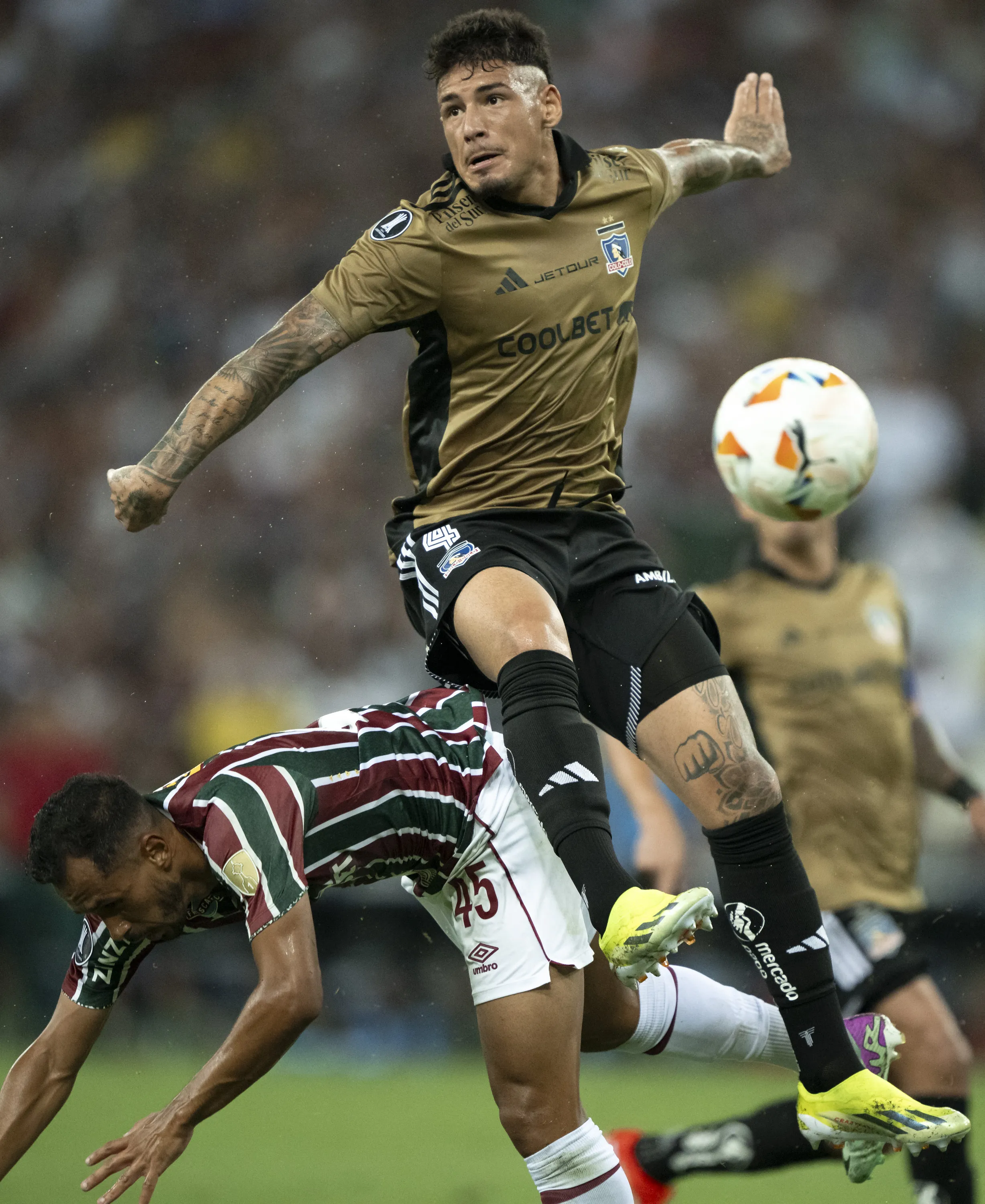 Lima jogador do Fluminense disputa lance com Saldivia jogador do Colo-Colo durante partida no estadio Maracana pelo campeonato Copa Libertadores 2024. Foto: Jorge Rodrigues/AGIF