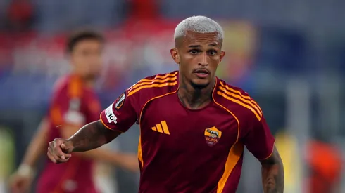 Wesley França da AS Roma em ação durante a partida da Fase de Grupos MD3 da UEFA Europa League 2025/26 entre AS Roma e FC Viktoria Plzen no Stadio Olimpico em 23 de outubro de 2025 em Roma, Itália. (Foto de Paolo Bruno/Getty Images)
