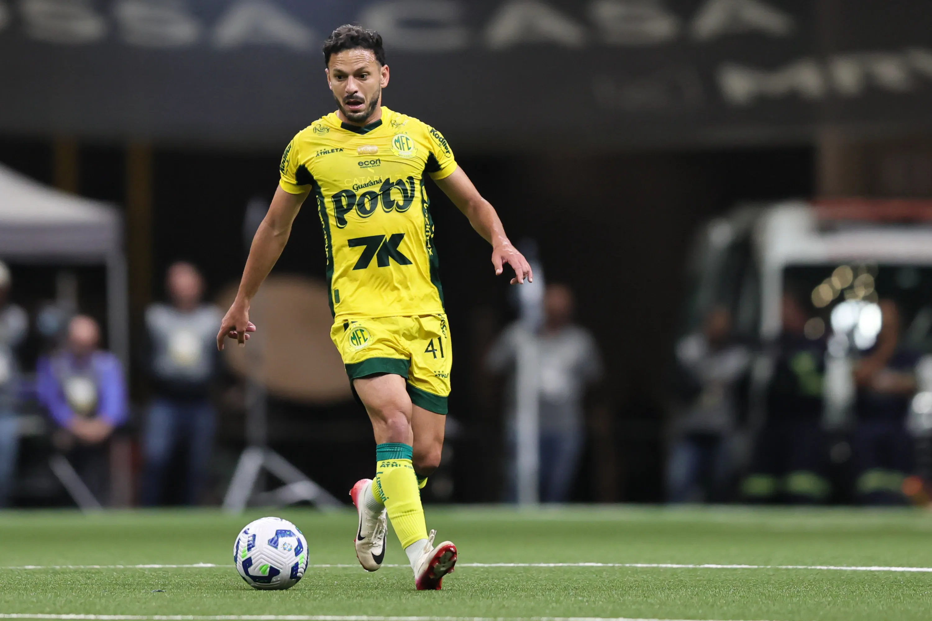 MG – BELO HORIZONTE – 27/09/2025 – BRASILEIRO A 2025, ATLETICO-MG X MIRASSOL – Yago Felipe jogador do Mirassol durante partida contra o Atletico-MG no estadio Arena MRV pelo campeonato Brasileiro A 2025. Foto: Gilson Lobo/AGIF