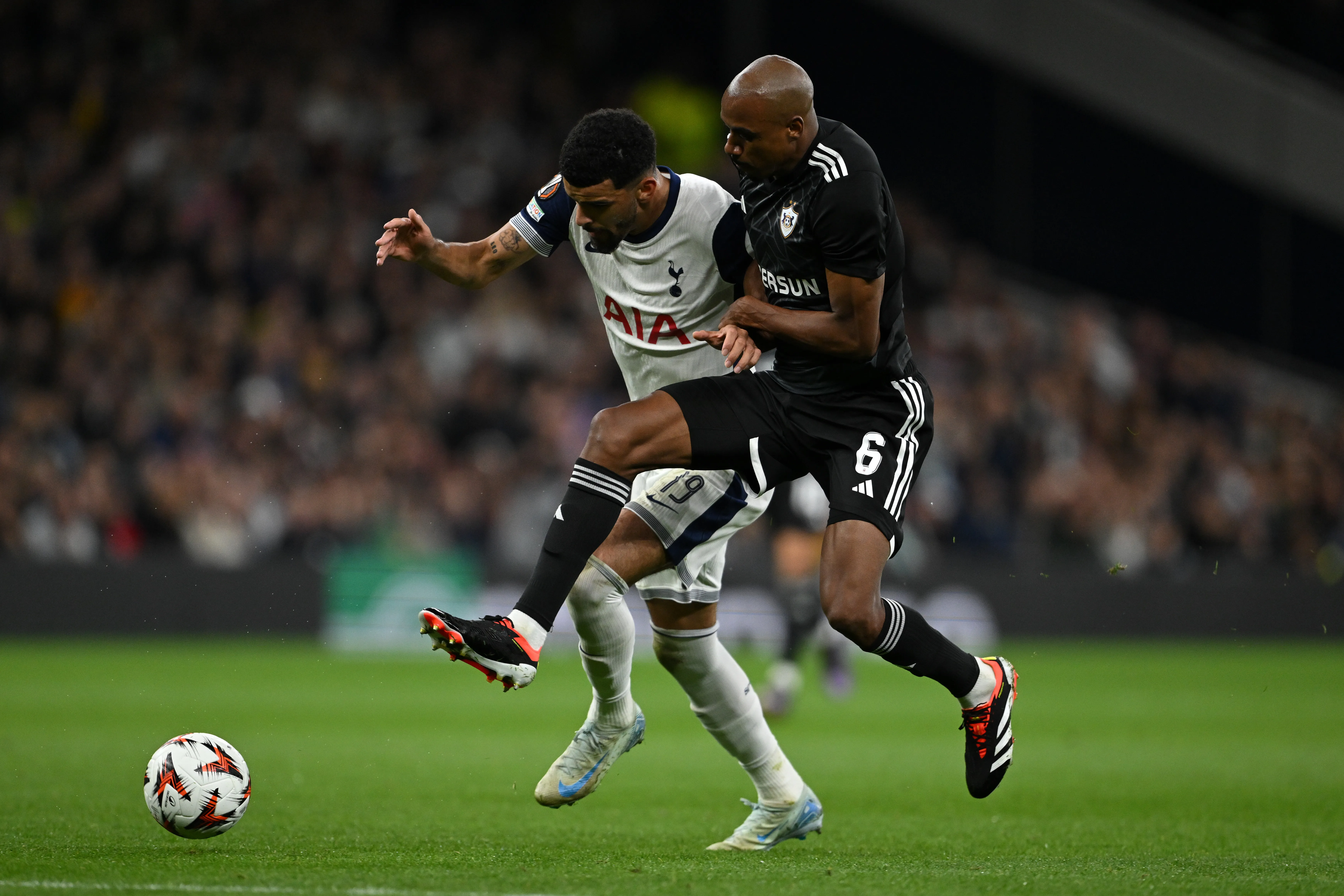 Júlio Romão atuando em Tottenham x  Ferencváros –  (Photo by Mike Hewitt/Getty Images)