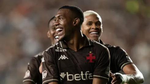 Rayan jogador do Vasco comemora seu gol com jogadores do seu time durante partida contra o Juventude no estadio Sao Januario pelo campeonato Brasileiro A 2025. Foto: Jorge Rodrigues/AGIF