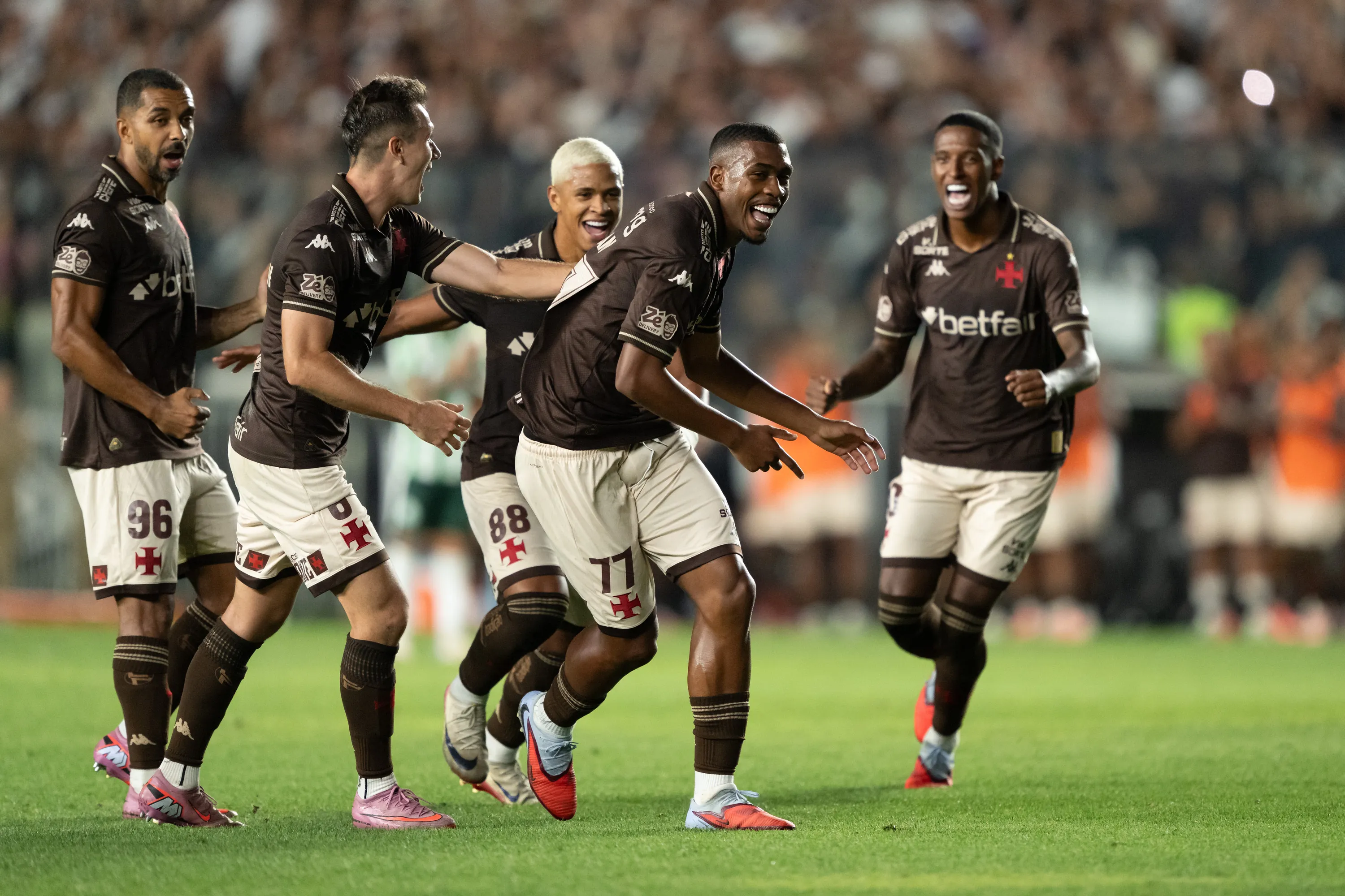 Rayan jogador do Vasco comemora seu gol com jogadores do seu time durante partida contra o Juventude no estadio Sao Januario pelo campeonato Brasileiro A 2025. Foto: Jorge Rodrigues/AGIF