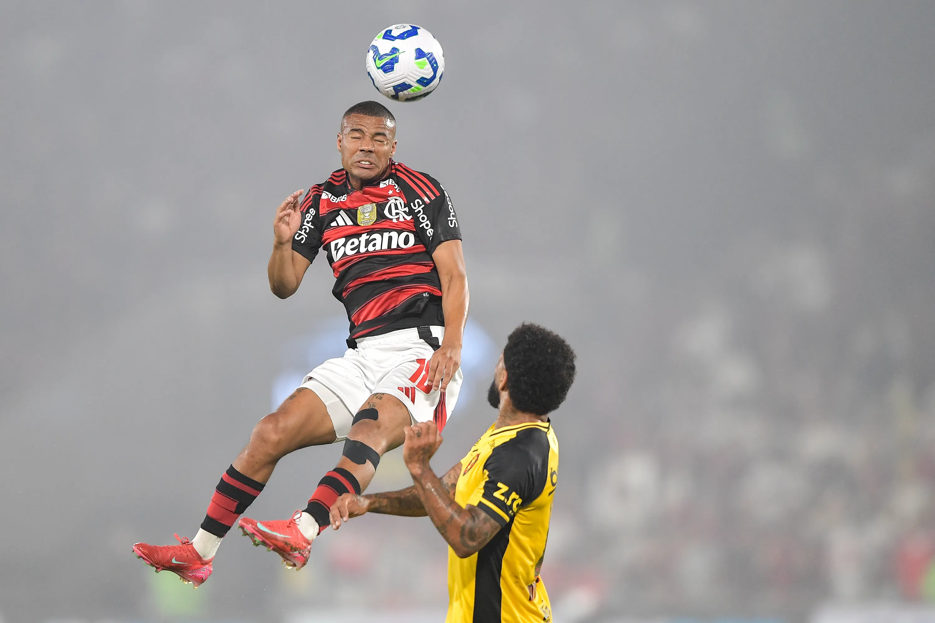 De la Cruz, jogador do Flamengo, durante partida contra o Sport – Foto: Thiago Ribeiro/AGIF