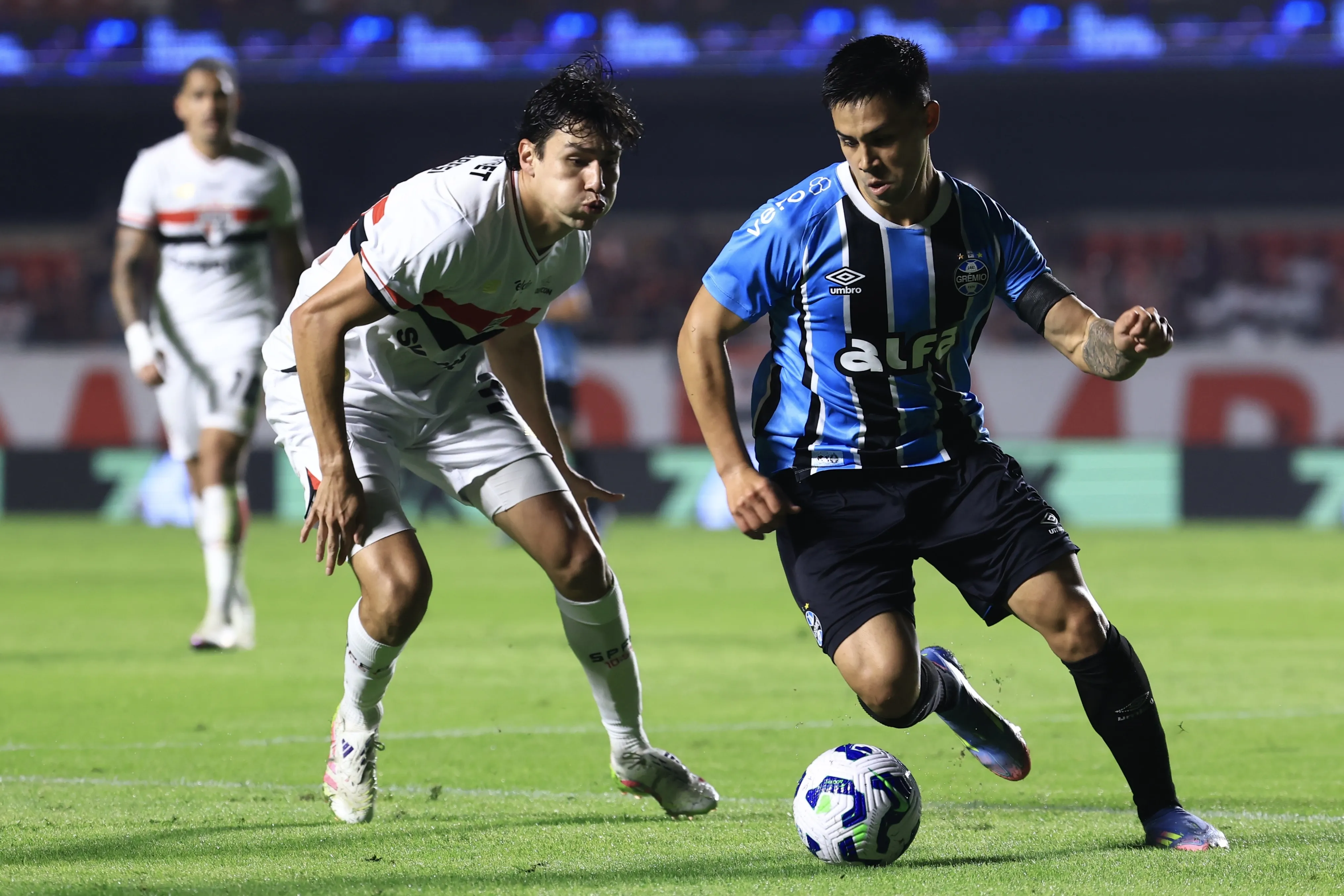 Aravena em São Paulo x Grêmio pelo Brasileirão 2025. Foto: Marcello Zambrana/AGIF