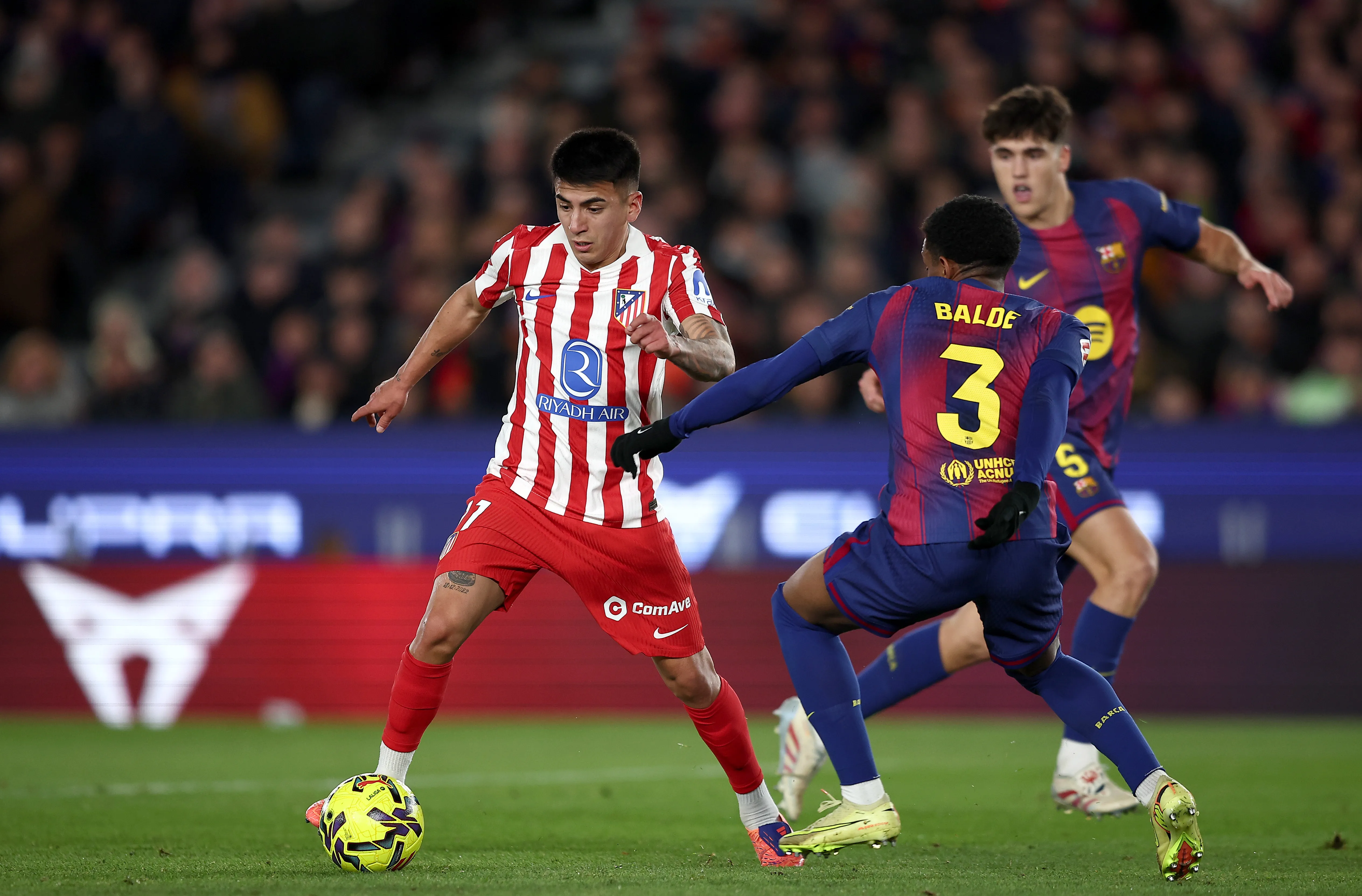 Thiago Almada em clássico diante do Barcelona. (Photo by Eric Alonso/Getty Images)
