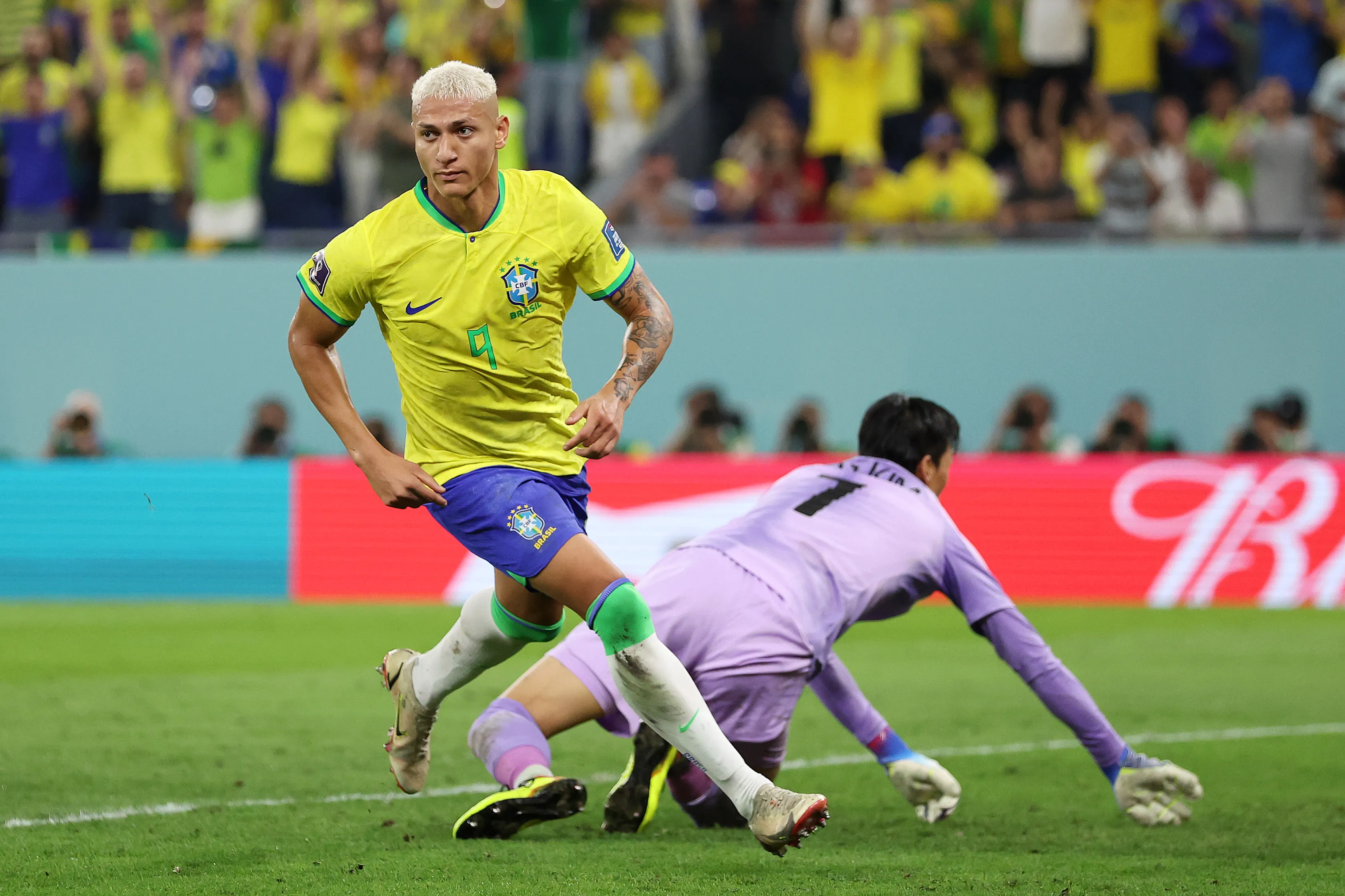 Richarlison comemora gol marcado pela Seleção Brasileira. (Photo by Francois Nel/Getty Images)