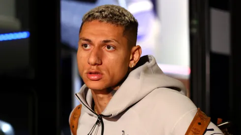 Richarlison, do Tottenham Hotspur, chega ao estádio antes da partida da Premier League entre Brentford e Tottenham Hotspur no Gtech Community Stadium, em 1 de janeiro de 2026, em Brentford, Inglaterra. (Foto de Clive Rose/Getty Images)