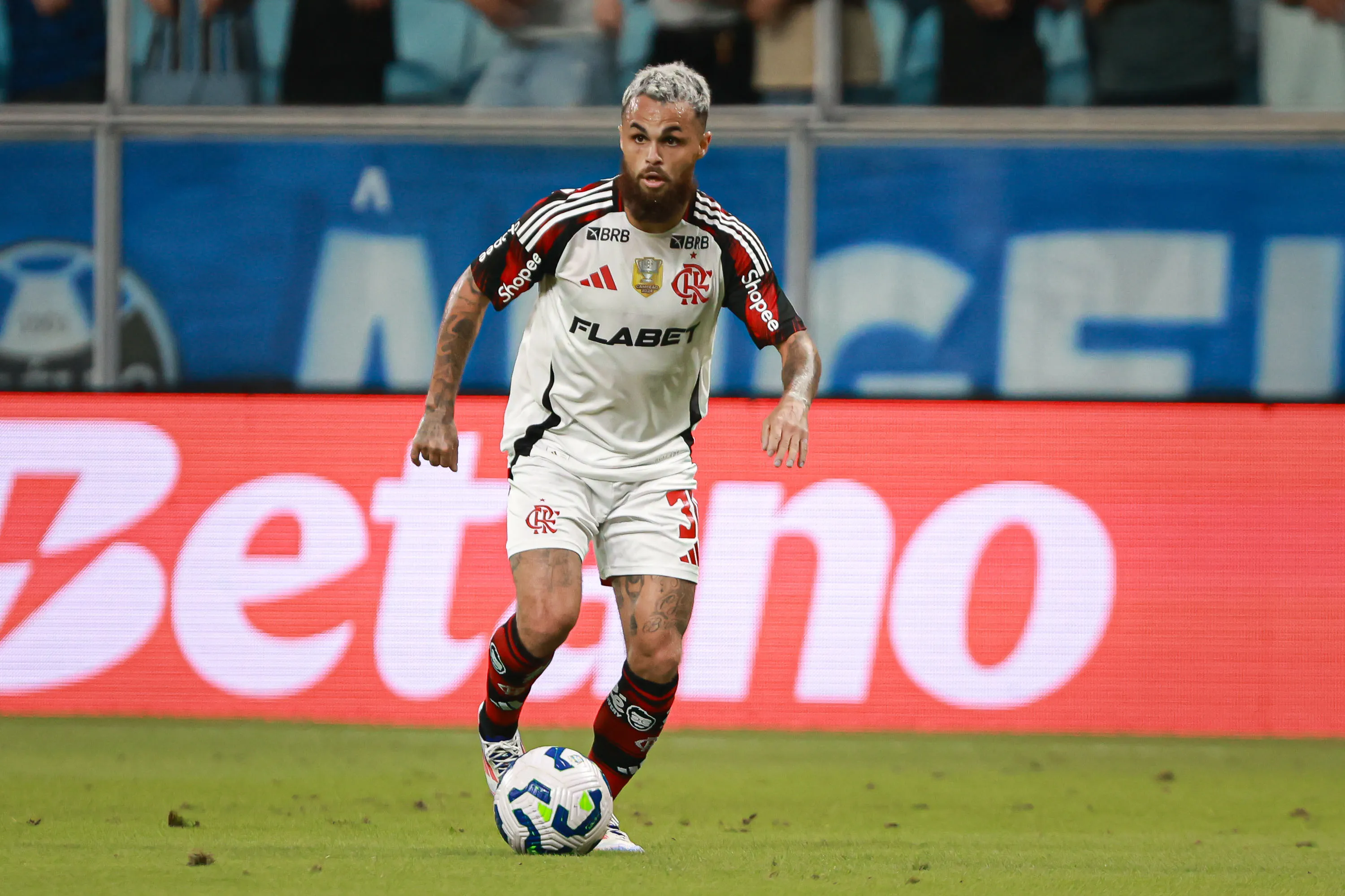 RS – PORTO ALEGRE – 13/04/2025 – BRASILEIRO A 2025, GREMIO X FLAMENGO – Michael jogador do Flamengo durante partida contra o Gremio no estadio Arena do Gremio pelo campeonato Brasileiro A 2025. Foto: Maxi Franzoi/AGIF