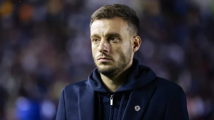 Martín Anselmi head coach of Cruz Azul gestures during the 9th round match between Cruz Azul and Chivas as part of the Torneo Apertura 2024 Liga MX at Estadio Ciudad de los Deportes on September 21, 2024 in Mexico City, Mexico. (Photo by Manuel Velasquez/Getty Images)