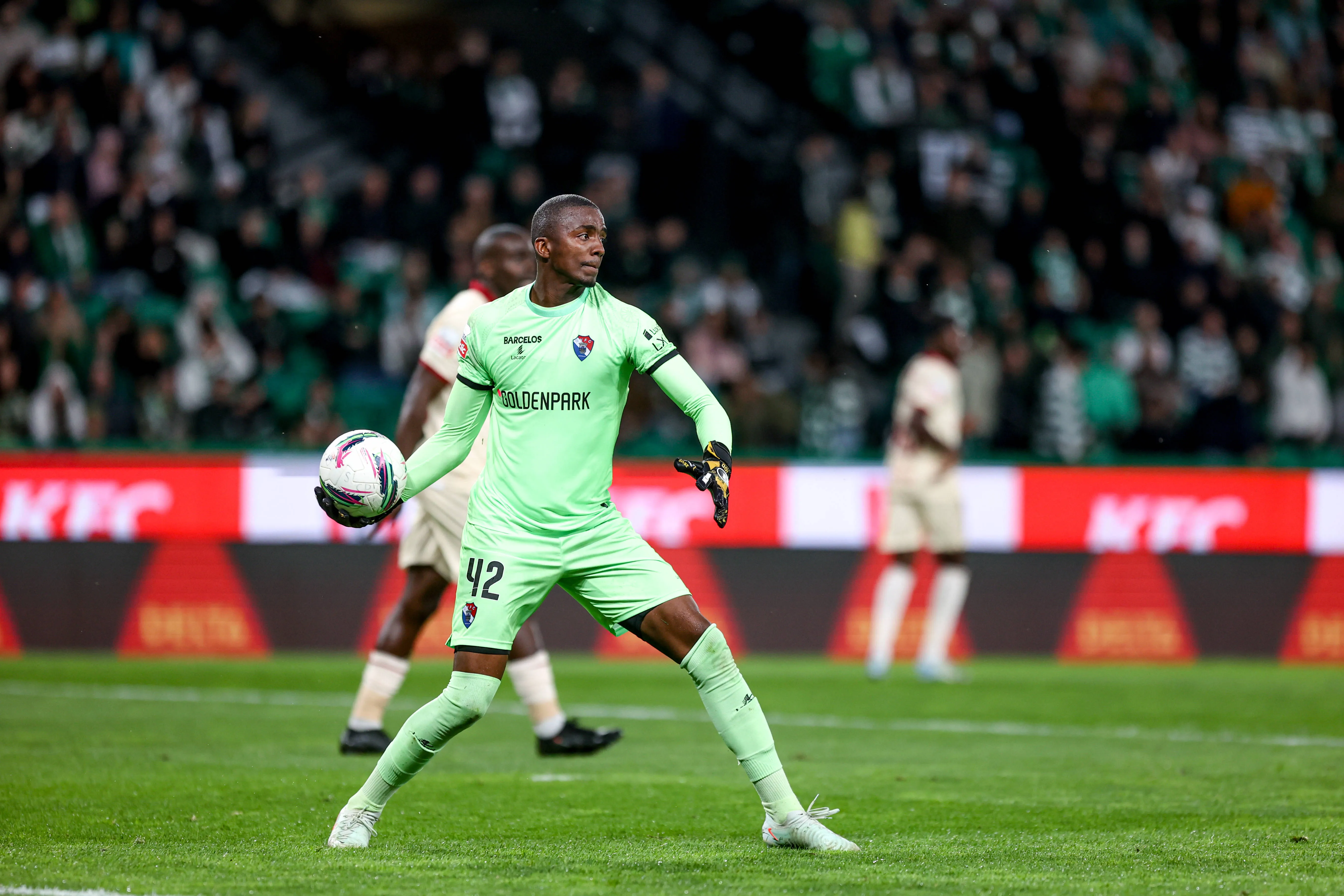 Sporting Clube de Portugal v Gil Vicente FC – Liga Portugal Betclic Andrew, the goalkeeper of Gil Vicente FC, plays during the Liga Portugal Betclic match between Sporting CP and Gil Vicente FC at Estadio Jose de Alvalade in Lisbon, Portugal, on May 4, 2025. Lisbon Lisboa Portugal PUBLICATIONxNOTxINxFRA Copyright: xValterxGouveiax originalFilename:gouveia-04052025250504_npd1u.jpg