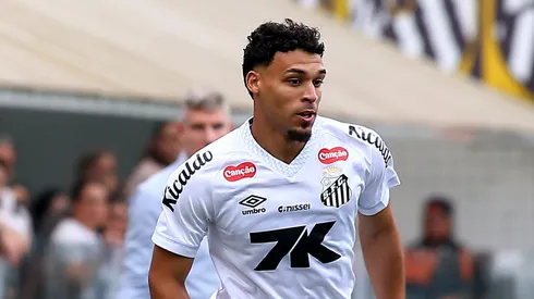 Victor Hugo, atuando no Santos em 2025