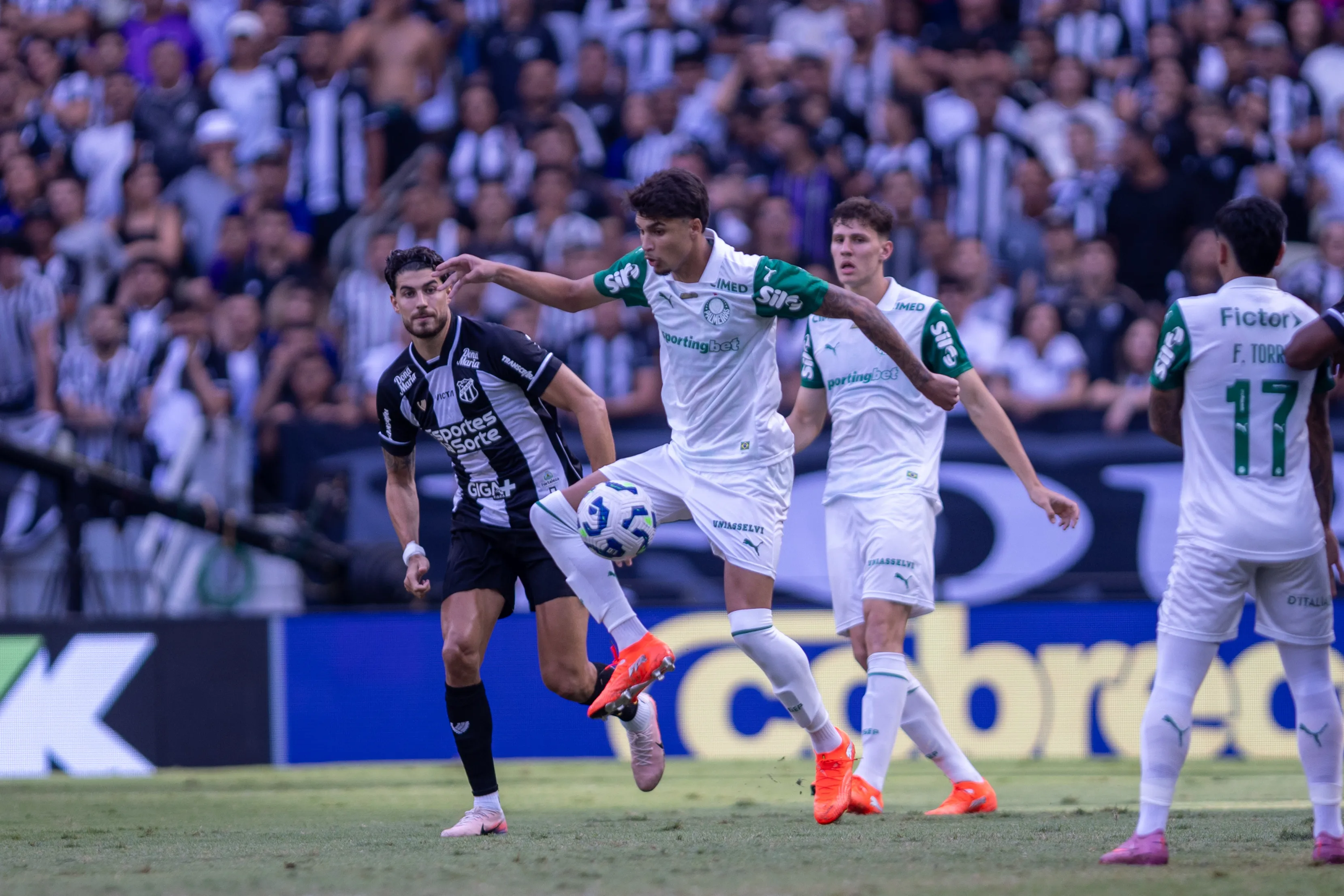 Larson atuando em Ceará x Palmeiras em 2025 –  Foto: Baggio Rodrigues/AGIF