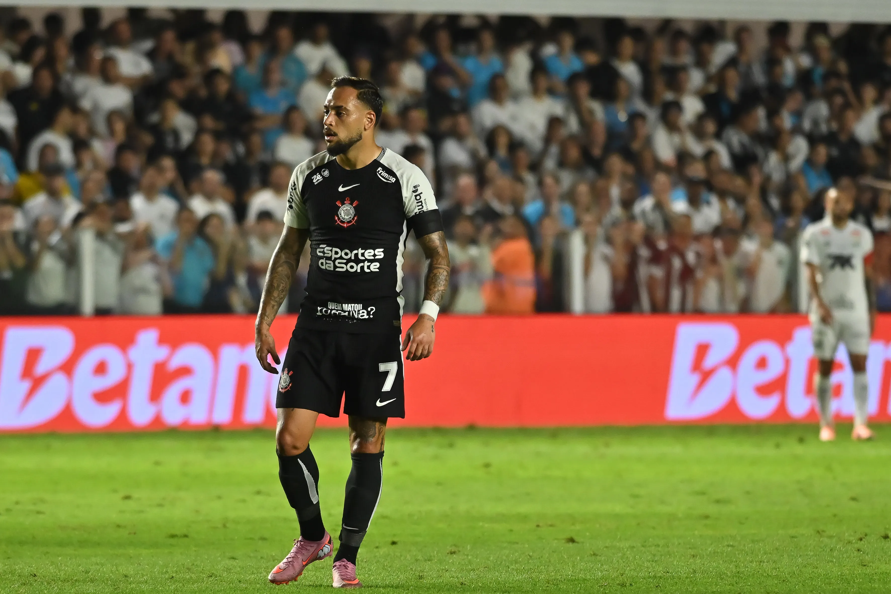 Maycon jogador do Corinthians durante partida contra o Santos no estadio Vila Belmiro pelo campeonato Brasileiro A 2025. Foto: Jota Erre/AGIF