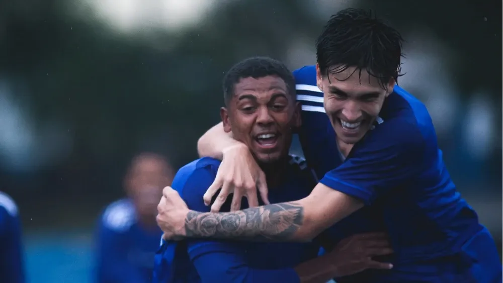 Victor Jesus (esquerdo). Foto: Gustavo Martins/Cruzeiro
