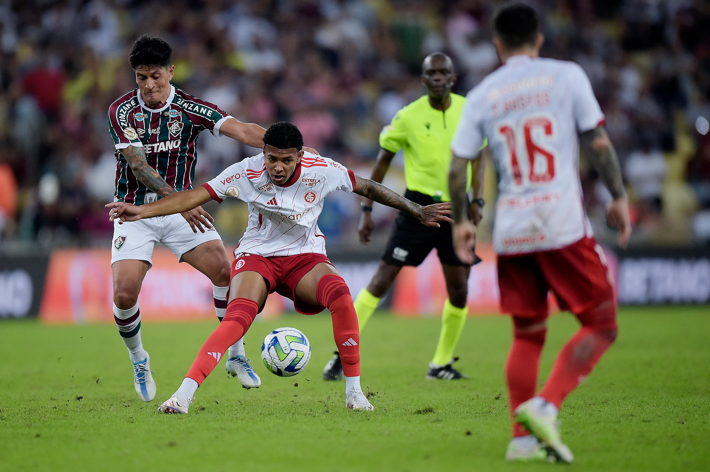 German Cano jogador do Fluminense disputa lance com Matheus Dias jogador do Internacional durante partida no estadio Maracana pelo campeonato Brasileiro A 2023. Foto: Alexandre Loureiro/AGIF