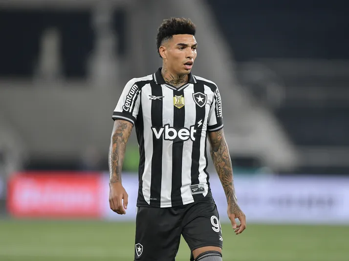 Ex-Botafogo, Igor Jesus erra pênalti decisivo no Nottingham Forest