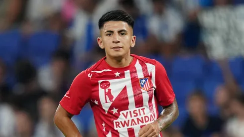 Thiago Almada, do Atlético de Madrid, observa o jogo antes da partida da LaLiga EA Sports entre RCD Espanyol de Barcelona e Atlético de Madrid, no Estádio RCDE, em 17 de agosto de 2025, em Barcelona, Espanha. (Foto de Alex Caparros/Getty Images)