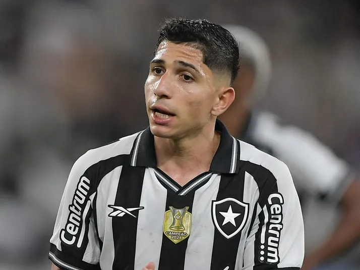 Savarino aguarda advogado para escolher entre Botafogo e Flu