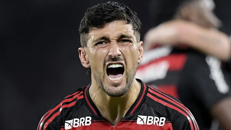 Arrascaeta recebe prêmio de Rei da América