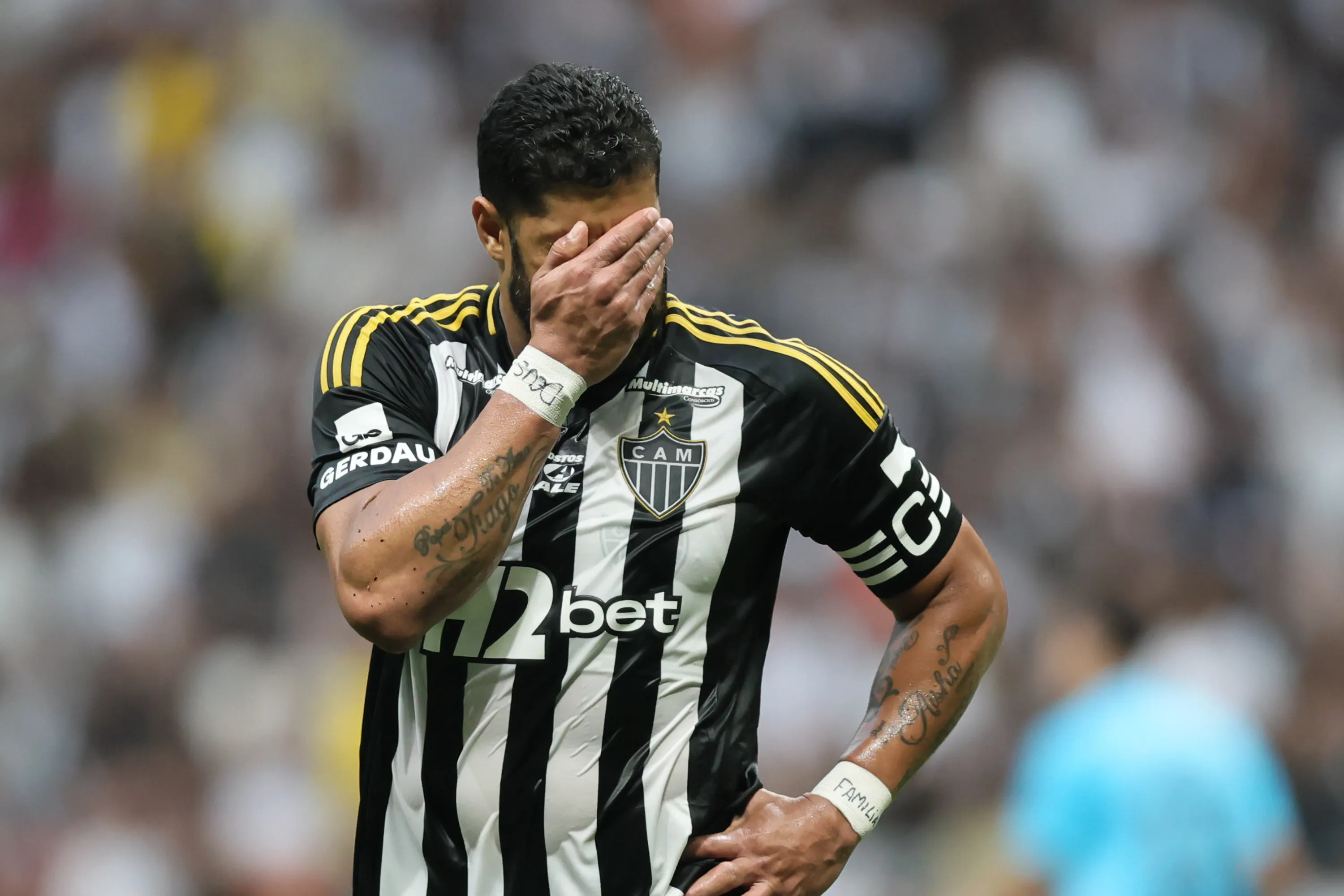 Hulk jogador do Atletico-MG lamenta durante partida contra o Santos no estadio Arena MRV pelo campeonato Brasileiro A 2025. Foto: Gilson Lobo/AGIF
