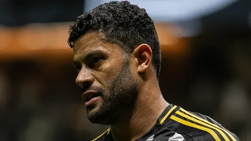 Hulk responde torcedores do Atlético-MG durante protesto no CT