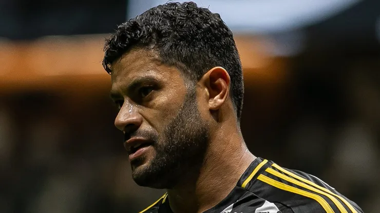 Hulk responde torcedores do Atlético-MG durante protesto no CT