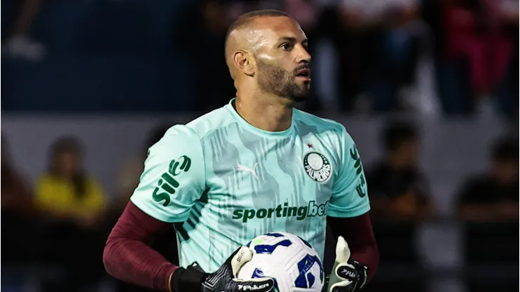 Weverton goleiro do Bragantino durante aquecimento antes da partida contra o Palmeiras no estadio Cicero De Souza Marques pelo campeonato Brasileiro A 2025. Foto: Fabio Giannelli/AGIF