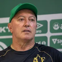 Executivo da Chapecoense revela busca por novo atacante