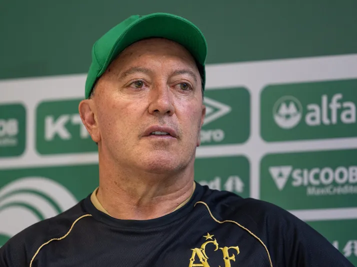 Executivo da Chapecoense revela busca por novo atacante