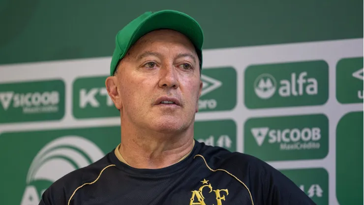 João Carlos Maringá, executivo de futebol do Chapecoense durante coletiva de imprensa após partida contra o Coritiba no estádio Arena Conda pelo campeonato Brasileiro B 2024. Foto: Liamara Polli/AGIF