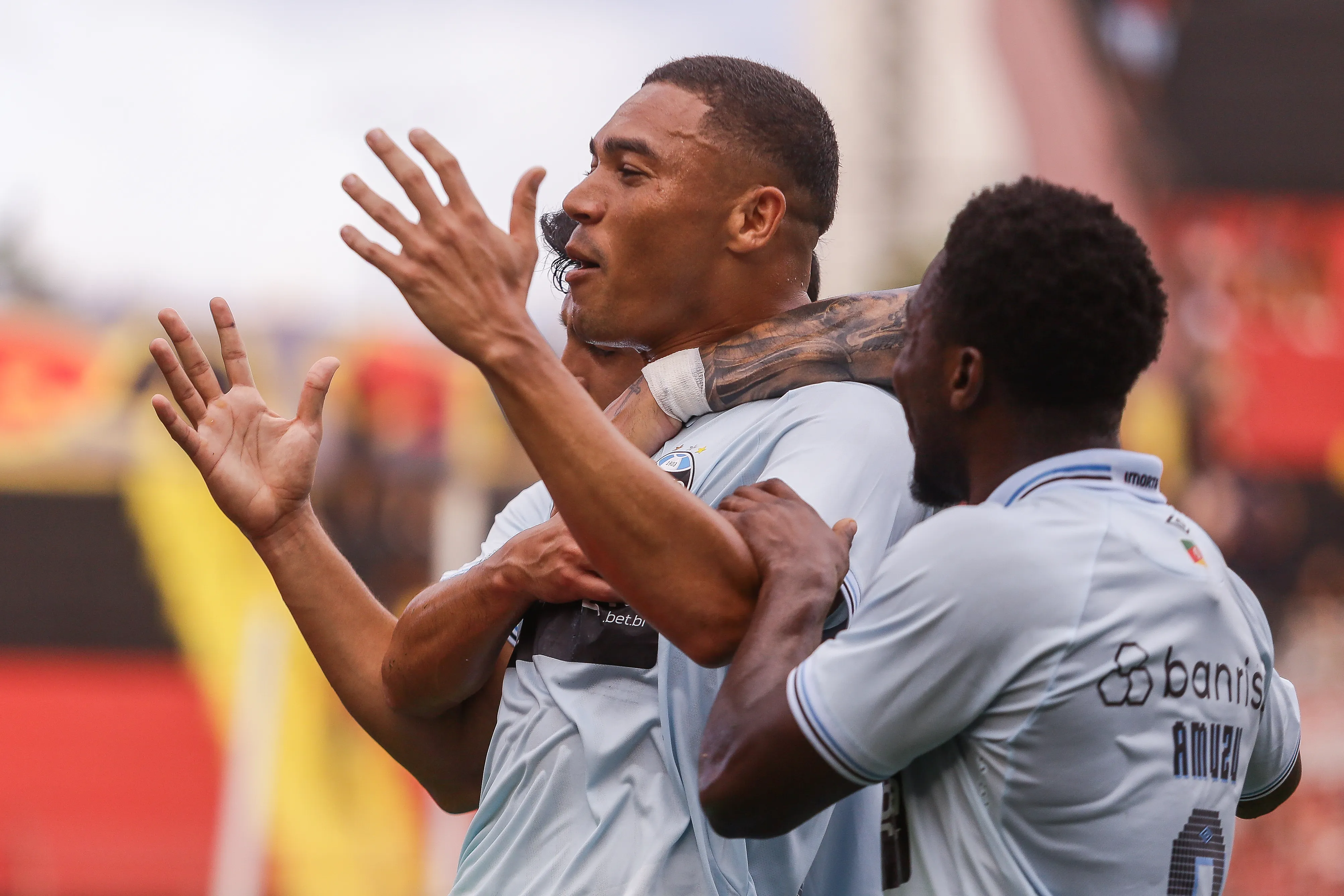 Carlos Vinicius jogador do Gremio comemora seu gol durante partida contra o Sport no estadio Ilha do Retiro pelo campeonato Brasileiro A 2025. Foto: Rafael Vieira/AGIF