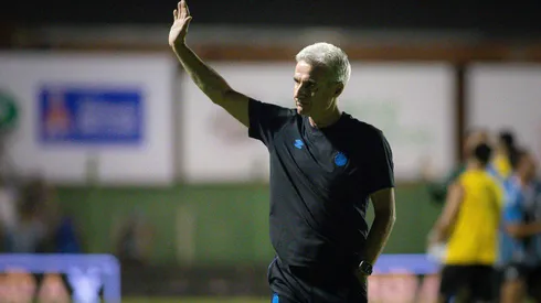 Luís Castro em Avenida x Grêmio. Foto: Maxi Franzoi/AGIF